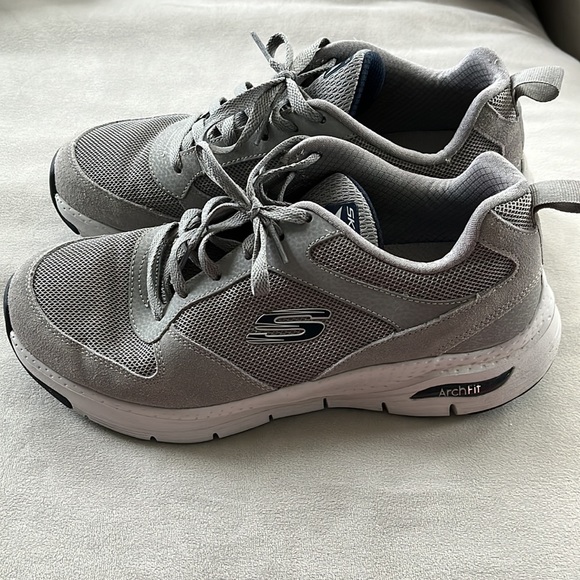 EUC Sketchers ArchFit sneakers, men’s size 8, gray, like new, worn twice - Picture 4 of 10